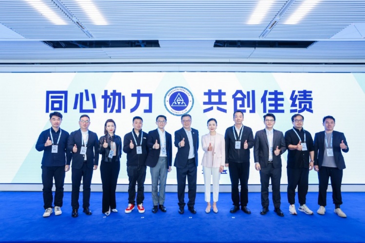 足球報:10家企業(yè)捧場(chǎng)新賽季出征儀式,深圳新鵬城進(jìn)一步做強做優(yōu)